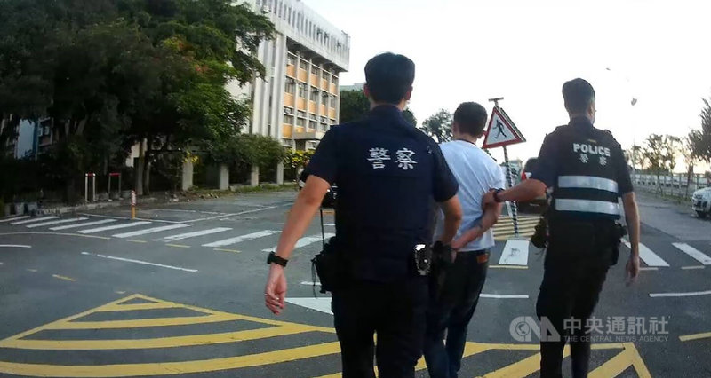 任姓男子(中)因詐欺與傷害等3件案件遭檢方通緝,他22日清晨開車逃逸拒檢甚至棄車逃跑,仍被警方壓制逮捕,詢問後移送歸案。(翻攝照片)中央社記者蘇木春傳真 111年7月22日