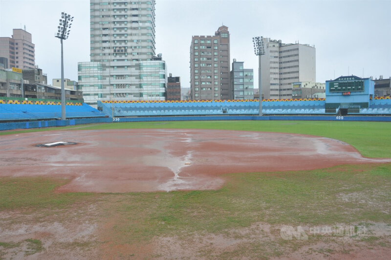 新竹球場緊鄰市區民宅大樓,在整建前已非常老舊,除了有燈柱設在場內等缺陷,場地狀況也不佳,2013年的照片可見內野草地坑坑巴巴。(中央社檔案照片)