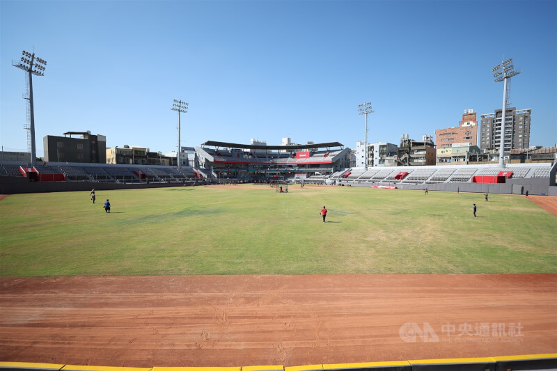 新竹市立棒球場整建完成,22日開幕戰由富邦悍將出戰主場球隊味全龍,下午球員頂著烈日展開賽前練習。中央社記者張新偉攝 111年7月22日
