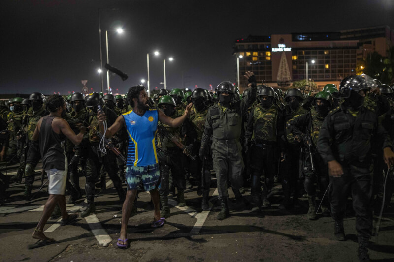 威克瑞米辛赫上任首日即下令軍隊驅離示威群眾。圖為22日凌晨，軍隊與示威民眾發生衝突。（美聯社）