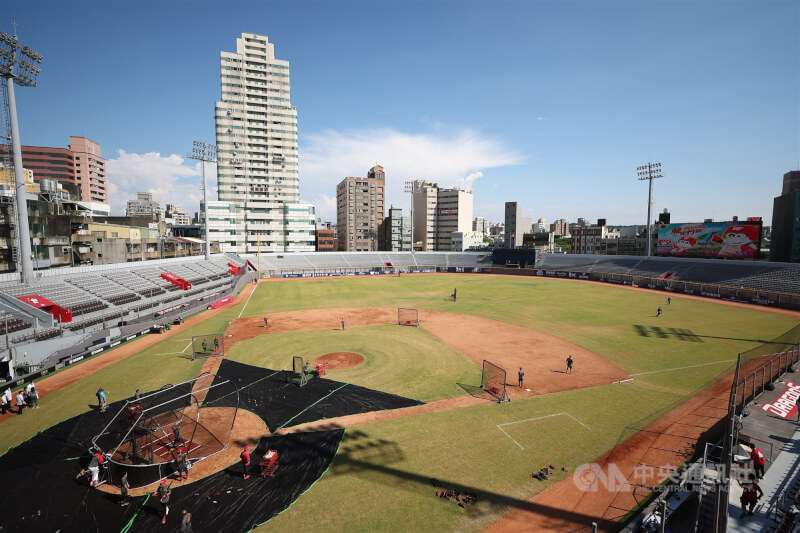 新竹棒球場整建後首場比賽22日晚間登場,新竹風城再次迎來職棒熱潮。 中央社記者張新偉攝 111年7月22日