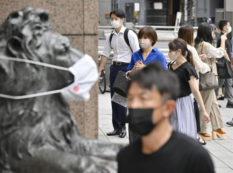 圖為7月21日東京銀座百貨商場外往來民眾。（共同社）