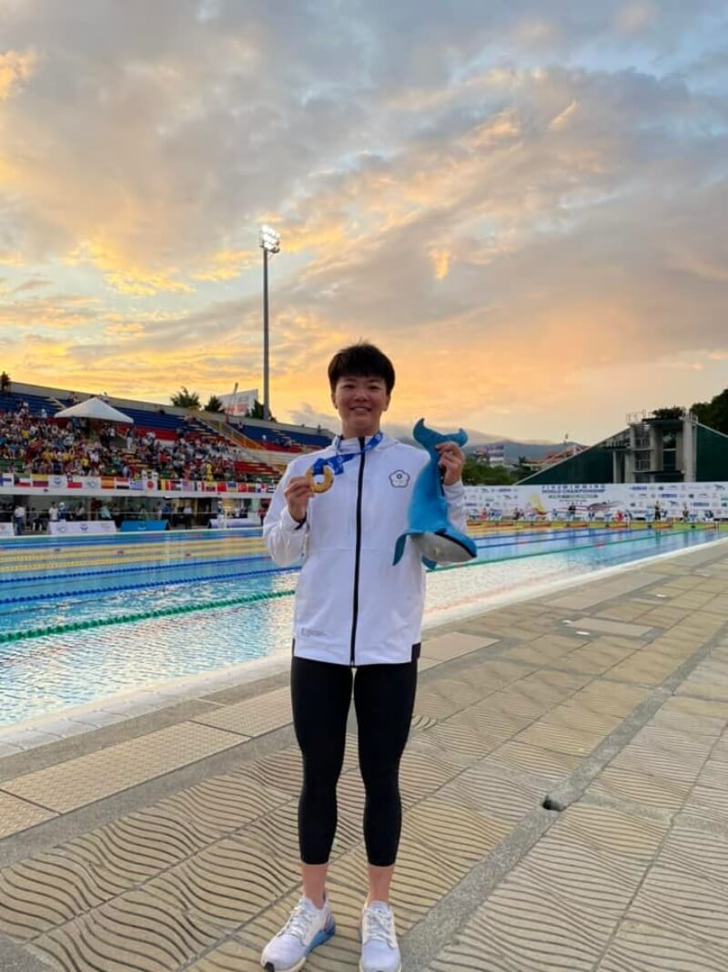 台灣蹼泳女將何品莉22日在哥倫比亞舉行的世界蹼泳錦標賽女子200公尺雙蹼項目中，以1分46秒67摘金。（圖取自facebook.com/he.pin.li）