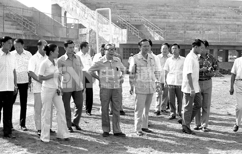 1976年8月8日行政院長蔣經國(手插腰者)到新竹縣巡視,參觀即將完工的中正棒球場。(中央社檔案照片)