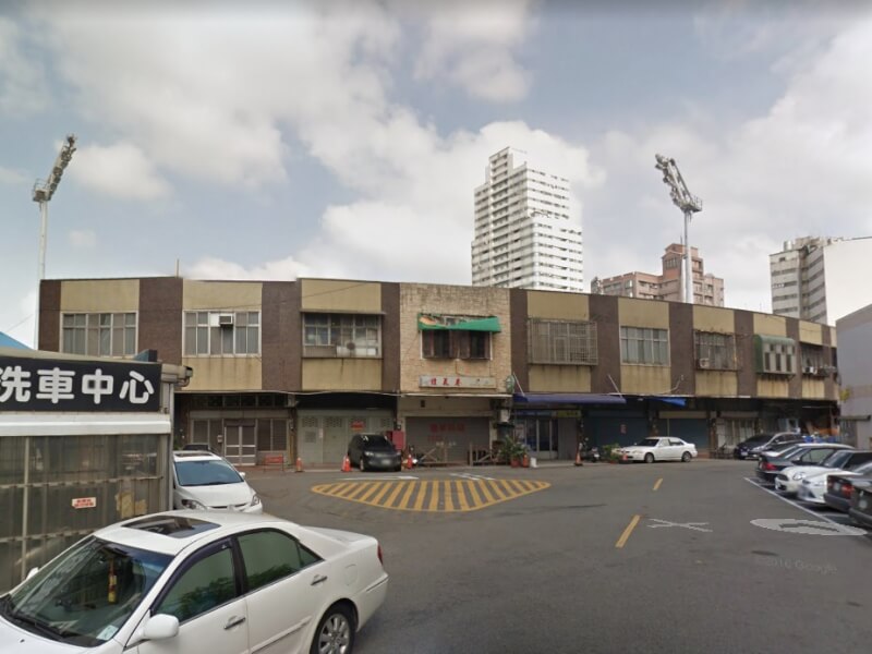 新竹球場外野看台下方是民宅及店家成為特殊的都市景觀,卻也造成整建規模受限,僅能就觀眾席外觀及設施補強,無法拆除重建。(圖取自Google地圖google.com/maps)