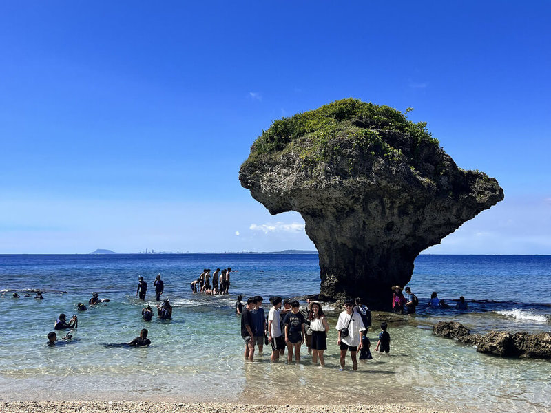 屏东离岛小琉球花瓶石是旅客必访景点之一。（中央社档案照片）