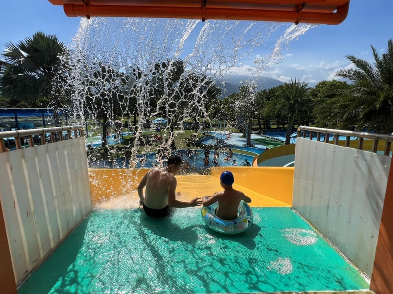 花蓮連日高溫,花蓮知卡宣綠森林親水公園23日湧入人潮,戲水設施受到遊客喜愛。(花蓮縣政府提供)中央社記者張祈傳真 111年7月23日