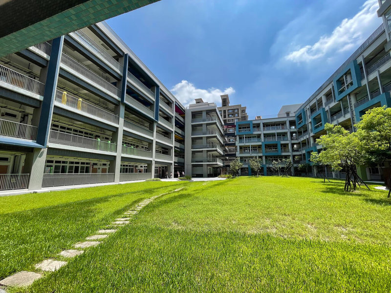 新北市板橋區新埔國小校舍整建完工,23日正式啟用,整建工程經費約新台幣11.8億元,第1期自民國101年至107年完成校舍「新埔樓」,第2期工程自106年至111年3月,耗時11年餘,打造3棟校舍並改善校園操場。(新北市教育局提供)中央社記者黃旭昇新北市傳真 111年7月23日