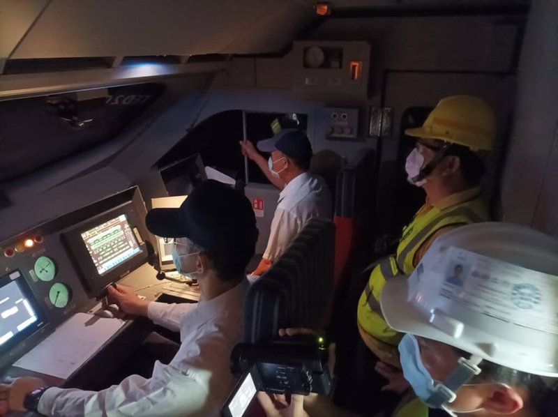 台鐵表示,軌道臨時速度限制系統(TSR)透過與「邊坡預警系統」連線,當預警系統偵測到異物入侵,即可透過TSR發出訊號,以軌道下方地上感應子,將訊號傳至車上的ATP(列車自動保護系統)或ATC(列車自動控制系統),讓列車自動降速或停車,提升列車防護至最高等級。(台鐵提供)中央社記者汪淑芬傳真 111年7月23日