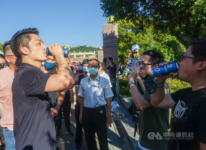 國民黨台北市長參選人蔣萬安(前左)23日下午至天母運動公園出席2022天母啤酒節,現場民眾邀他舉杯對飲,表達支持。(飲酒過量有礙健康;酒後勿開車;未成年請勿飲酒)中央社記者裴禛攝 111年7月23日