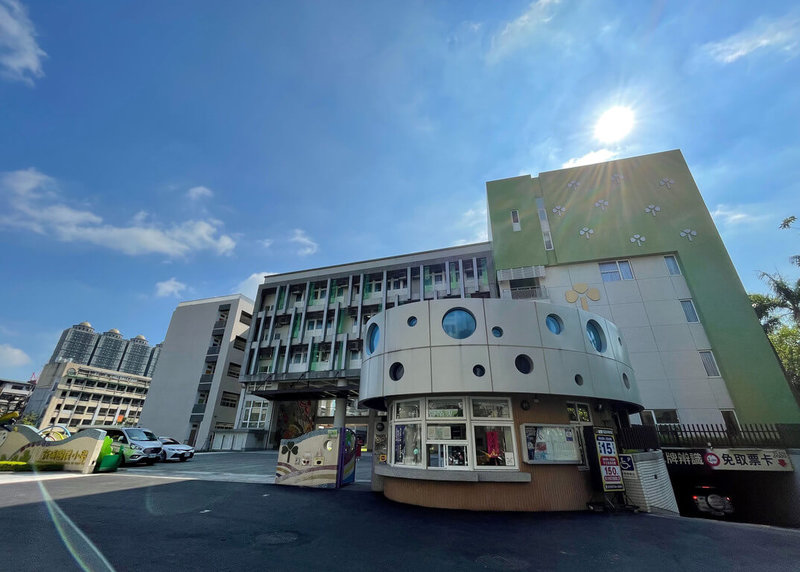 新北市板橋區新埔國小新整建校舍23日正式啟用,除校內設施翻新,學校也與社區共榮、共好,改建後打造共構地下停車場,提供汽機車停車位。(新北市教育局提供)中央社記者黃旭昇新北市傳真 111年7月23日