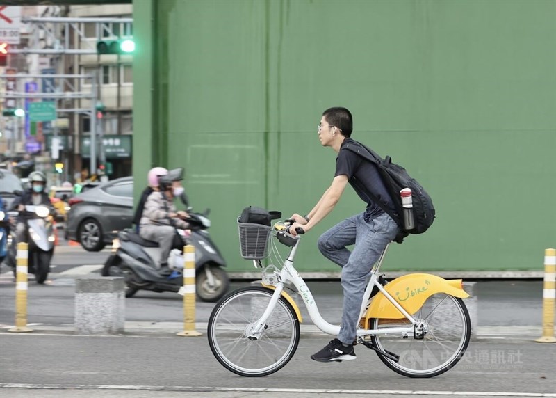 中央流行疫情指揮中心19日宣布,即日起適度放寬戴口罩等防疫措施,騎機車、騎腳踏車、戶外空曠處工作者不需要戴口罩。圖為民眾在大稻埕碼頭騎腳踏車。中央社記者張皓安攝 111年7月19日