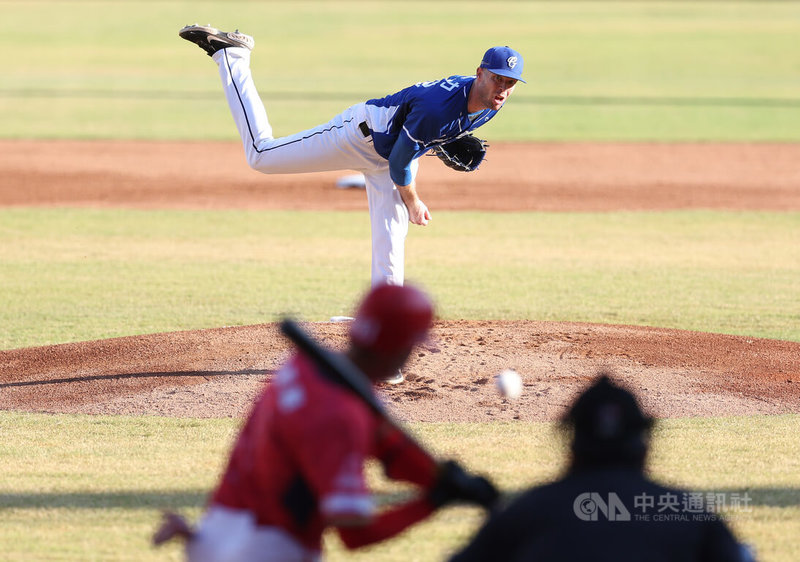 中華職棒富邦悍將隊洋投羅力(後)挑戰生涯百勝一波三折,23日對戰味全龍隊先發6局無失分,好投達成中職生涯百勝,在破9500名觀眾前開心達成紀錄。中央社記者張新偉攝 111年7月23日
