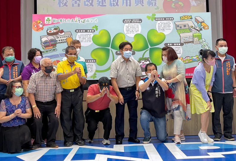 新北市板橋新埔國小校舍改建啟用典禮23日舉行,國民黨籍市議員周勝考(右4)會中突然單膝下跪,感謝市長侯友宜;周勝考說,這是直爽的江湖行為。(民眾提供)中央社記者黃旭昇新北市傳真 111年7月23日