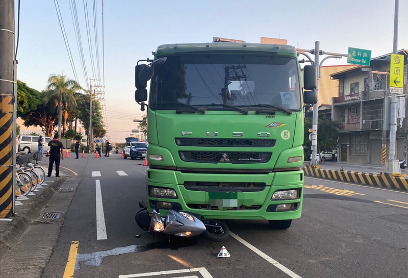 24歲王姓男子23日駕駛砂石車行經台中市后里區三豐路、星科路口，與63歲騎機車林姓男子發生碰撞，林男當場倒地失去生命跡象，機車後座60歲江姓女子則意識清楚，因腰痛送醫救治。事發原因仍待調查釐清。（民眾提供）中央社記者趙麗妍傳真  111年7月23日