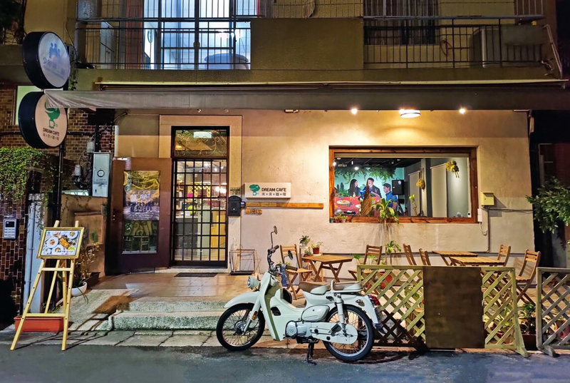 更生少年關懷協會輔導創立「Dream Cafe未來咖啡」,幫助更生少年重返社會,在創立的6年期間曾服務過70名少年,當中有58名成功回歸一般職場穩定就業,也有9人選擇繼續升學。(更生少年關懷協會提供)中央社記者吳欣紜傳真 111年7月23日