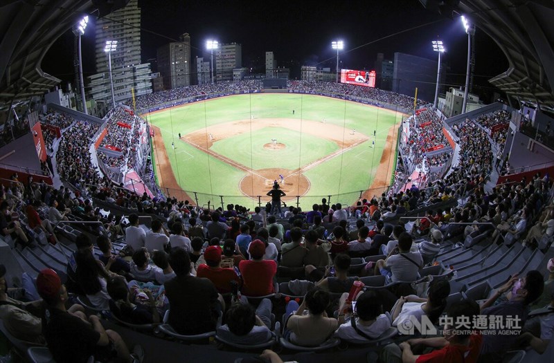 中華職棒睽違6年重返新竹市立棒球場舉辦例行賽事,22日同時也是球場整建後首度正式亮相,吸引滿場萬名球迷進場觀戰。中央社記者張新偉攝 111年7月22日