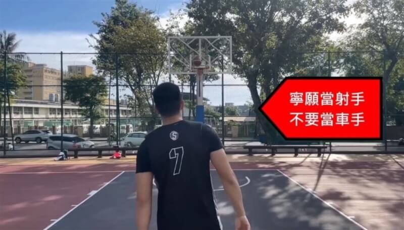 PLG高雄鋼鐵人隊球星張伯維2021年因酒駕撞車遭禁賽,並須從事300小時公益勞動,近日與警方合作拍反詐騙微電影,呼籲青少年「寧可當射手,不要當車手」。(警方提供)中央社記者曾以寧傳真 111年7月23日
