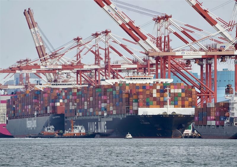 主計總處表示，今年第2季經濟在疫情與中國封控措施的夾擊下，台灣出口受到影響，主計總處將大幅下修第2季的輸出表現。圖為一艘貨櫃船停靠在高雄港。（中央社檔案照片）