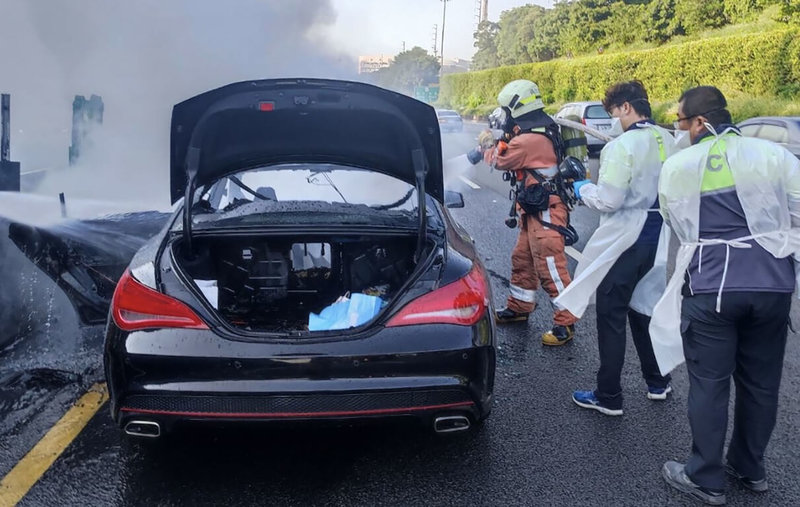 國道一號北上新竹路段23日下午發生自小客車起火意外，警消獲報到場撲滅火勢，所幸車內人員已及時逃出，未釀傷亡。（民眾提供）中央社記者魯鋼駿傳真  111年7月23日