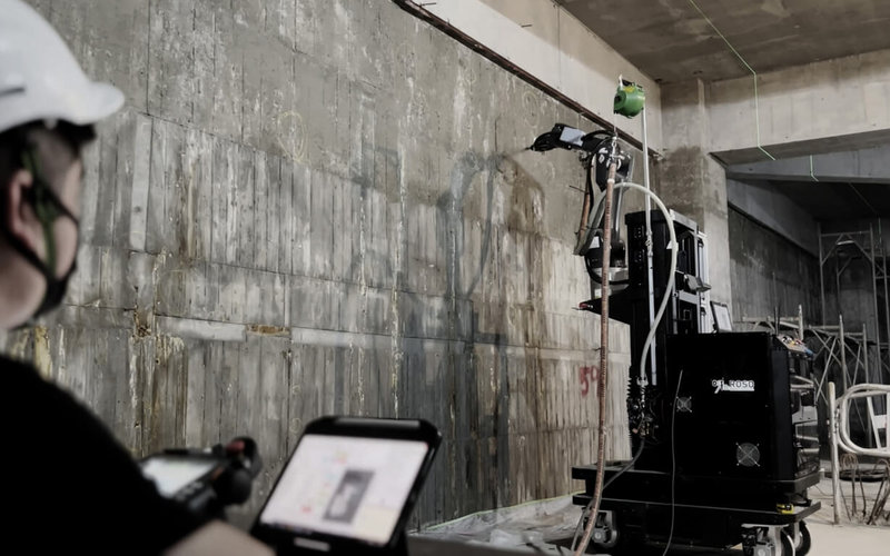 逢甲、陽明交通大學帶領機器人建造實驗室（ROSO），以遠端操作讓機器人獨立完成工地粉刷、水泥，而機器人裝修工程施作獲科技部經費補助。（ROSO機器人建造實驗室提供） 中央社記者趙麗妍傳真  111年7月23日