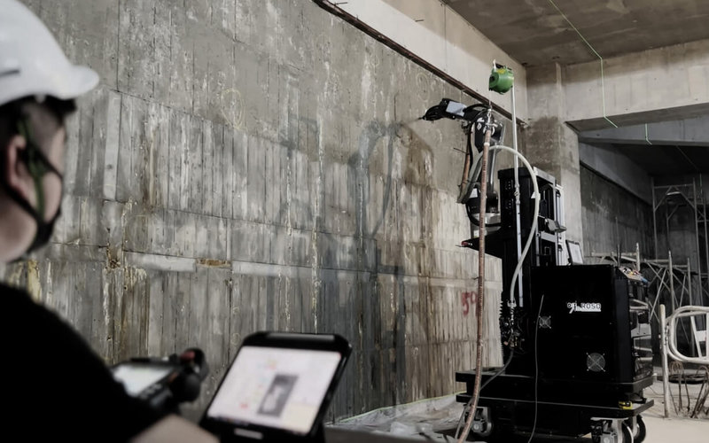 逢甲、陽明交通大學帶領機器人建造實驗室(ROSO),以遠端操作讓機器人獨立完成工地粉刷、水泥,而機器人裝修工程施作獲科技部經費補助。(ROSO機器人建造實驗室提供) 中央社記者趙麗妍傳真 111年7月23日