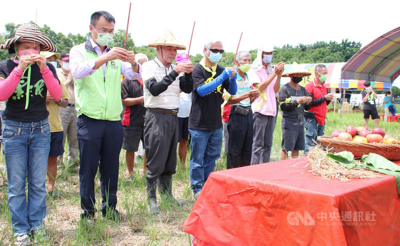 彰化縣溪州鄉「黑泥季」23日登場,適逢護水運動10週年,農委會主委陳吉仲(前左2)與10年前一起「護水」的農民共同祭天,復刻當年割稻起義活動。中央社記者蕭博陽彰化縣攝 111年7月23日