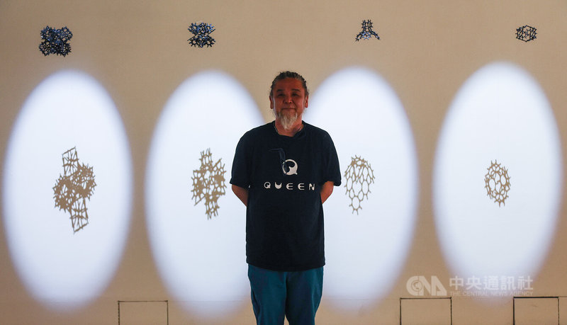 日本藝術家野老朝雄(圖)本月首度來台策展,他受訪時表示,現今談到台灣,他所想到的就是半導體與行政院政務委員唐鳳。此次台灣行,在19日迎接展覽開幕後,隔天野老朝雄也隨即前往行政院拜訪唐鳳。中央社記者張新偉攝 111年7月23日