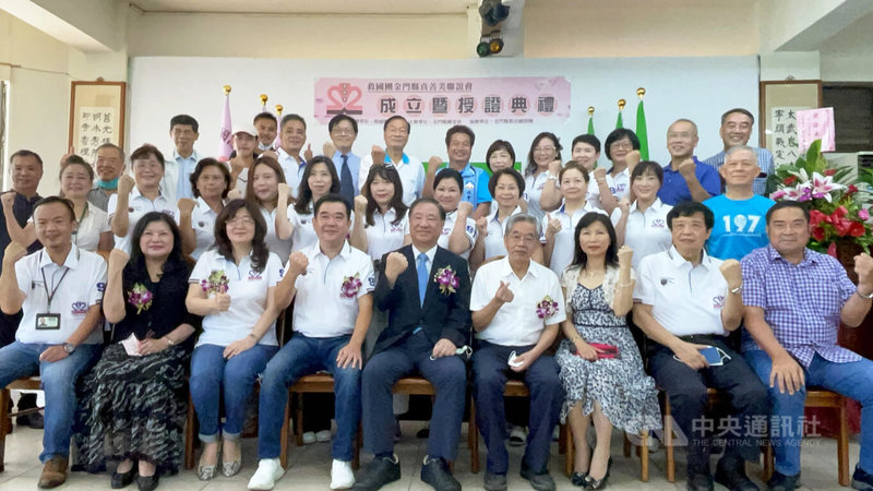救國團金門縣真善美聯誼會成立暨授證典禮23日舉行,救國團主任葛永光(前排中)表示,金門縣真善美聯誼會是救國團第20個真善美聯誼會,也是救國團真善美聯誼會在台灣的最後一塊拼圖,別具意義。中央社記者黃慧敏攝 111年7月23日