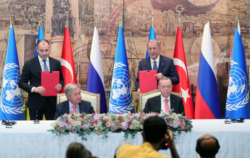 烏克蘭基礎設施部長庫布拉科夫（後左）與聯合國秘書長古特瑞斯（前左）及土耳其總統艾爾段（前右）簽署協定，重開黑海穀物運送路線。（圖取自facebook.com/RTErdogan）
