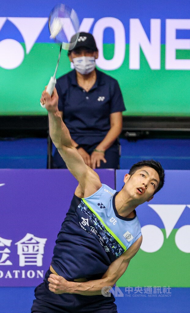 世界排名第4的台灣羽球一哥周天成(前)23日在2022台北羽球公開賽男單4強戰順利拿勝晉級,24日將尋求生涯在台北公開賽的第4冠。中央社記者鄭清元攝 111年7月23日