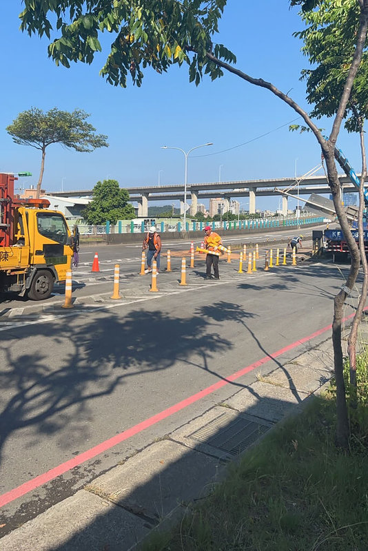 藝人林志穎22日駕車行經桃園市蘆竹區中正北路準備上橋時發生車禍，現場快慢分隔島上標誌桿、交通桿皆被撞毀，交通局同日下午已優先將交通桿復舊，並從原來7根增設至14根，盼提升行車安全。（桃園市交通局提供）中央社記者吳睿騏桃園傳真 111年7月23日