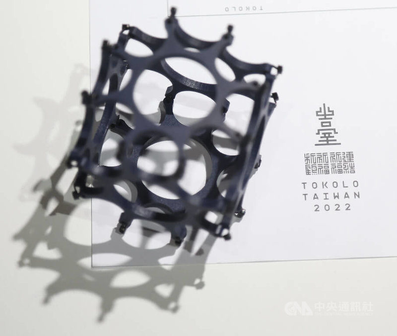 日本藝術家野老朝雄本月首度來台灣策展,他在接受中央社專訪時,秀出自己拆解「臺」字筆畫所設計的簡約字樣,並透露那是準備作為下一檔台灣展覽的LOGO,也非常期待未來有機會能和台灣其他領域藝術家合作。中央社記者張新偉攝 111年7月23日