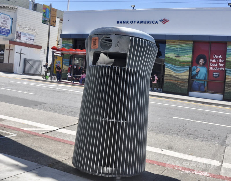 酷似「鹽和胡椒」調味罐造型的公共垃圾桶是舊金山今夏推出的測試款之一，標榜未來造型，分隔垃圾與環保回收功能，但仍有垃圾沒有被丟好。中央社記者周世惠舊金山攝 111年7月23日