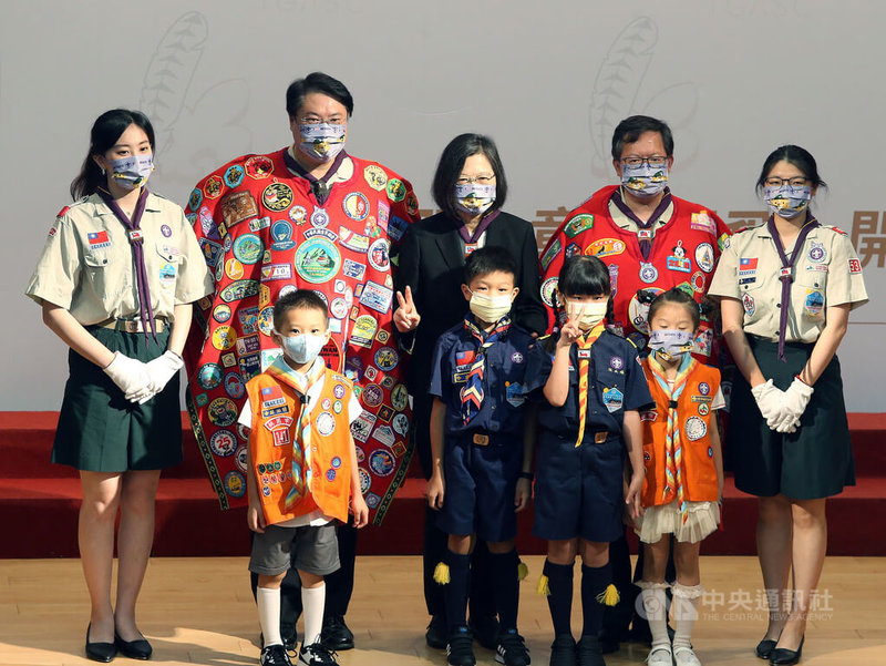 中華民國童軍總會24日舉行第27屆理事長暨理監事就職典禮,卸任理事長、基隆市長林右昌(後左2)交棒給新任理事長、桃園市長鄭文燦(後右2),總統蔡英文(後中)也以童軍總會會長身分出席活動。中央社記者郭日曉攝 111年7月24日