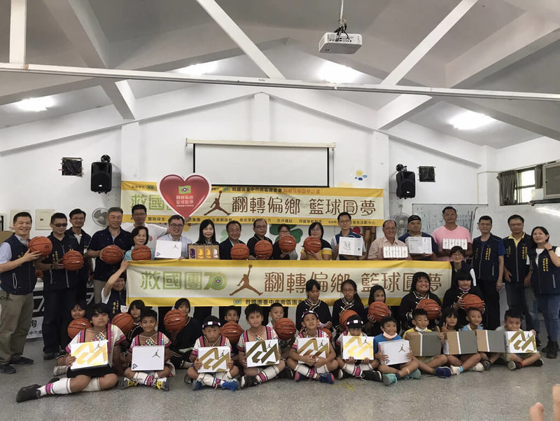 協助偏鄉學童追逐籃球夢,救國團台中市南區團委會透過小額募款及企業贊助,24日送32雙Nike籃球鞋、32顆籃球、10多箱保久乳等物資給南投縣信義鄉地利國小。(救國團台中市南區團委會提供)中央社記者蕭博陽南投縣傳真 111年7月24日