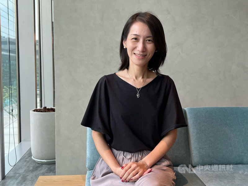 通訊軟體LINE台灣人力資源部資深總監李詩敏接受中央社專訪表示,今年預計釋出超過百個職缺,希望找到重視團隊合作、具備學習意願的新鮮人。中央社記者吳家豪攝 111年7月24日