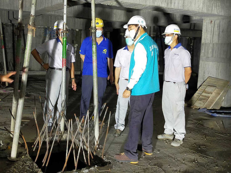 高雄市勞工局24日前往3處醫院建築工地執行工安突擊檢查,檢查結果共計發現7項缺失,將依「職業安全衛生法」裁罰新台幣34萬元,其中包括3處高處施工防護不足,有立發生危險之虞,並勒令停工改善。(高雄市政府提供)中央社記者曾以寧傳真 111年7月24日