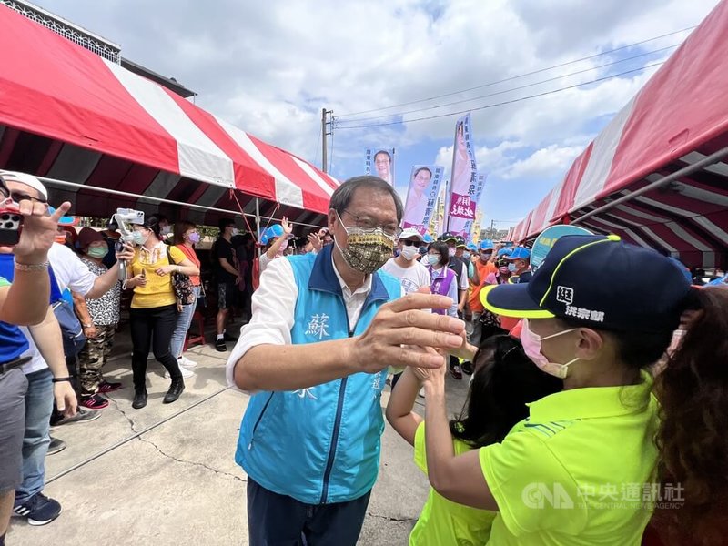 國民黨屏東縣長參選人蘇清泉（中）24日成立萬丹之友會，受到支持者夾道歡迎。蘇清泉說，中間選民越來越多，今年選舉想透過政黨打選戰，會越來越難。中央社記者李卉婷攝  111年7月24日