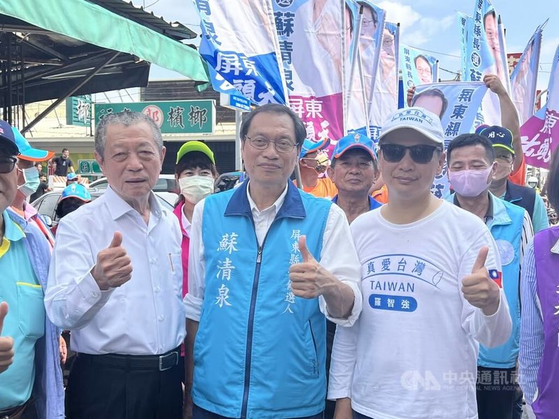 國民黨屏東縣長參選人蘇清泉（前中）24日成立萬丹之友會，屏東縣議會議長周典論（前左）、前台北市議員羅智強（前右）站台力挺。中央社記者李卉婷攝  111年7月24日