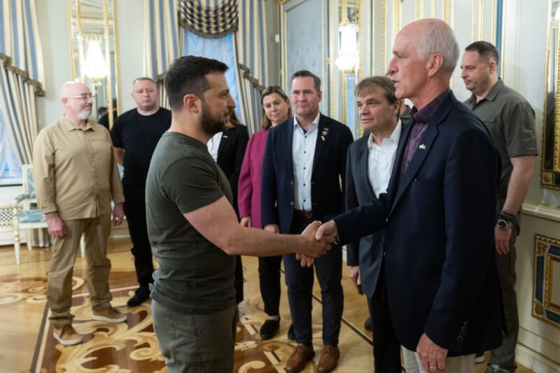 美國國會高級代表團23日在基輔會見烏克蘭總統澤倫斯基（前左），並承諾努力確保繼續支持烏克蘭對抗俄羅斯入侵。（圖取自烏克蘭總統府網頁president.gov.ua）