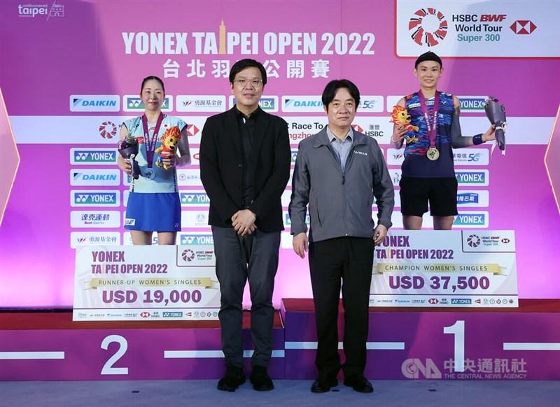 台灣羽球一姐戴資穎(右1)24日在台北羽球公開賽女單冠軍戰以21比17、21比16橫掃日本選手川上紗惠奈(左1),拿下追平賽史女單紀錄第4冠,副總統賴清德(右2)賽後親自頒發獎牌。中央社記者張新偉攝 111年7月24日