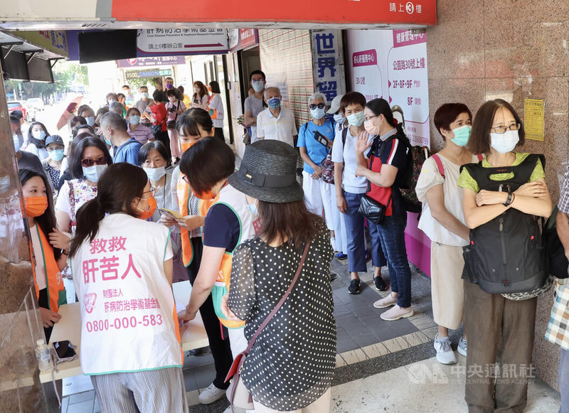 肝病防治學術基金會24日舉行全台16家醫療院所同步免費腹部超音波活動,為40歲以上民眾免費腹部超音波檢查,許多民眾響應,在台北的醫療院所外排隊等待檢查。中央社記者張皓安攝 111年7月24日