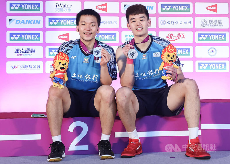 東京奧運男雙金牌組合「麟洋配」王齊麟（右）與李洋（左），24日在台北羽球公開賽男雙冠軍戰，以18比21、21比11、18比21不敵馬來西亞組合萬緯聰與鄭凱文，獲得亞軍。中央社記者張新偉攝  111年7月24日