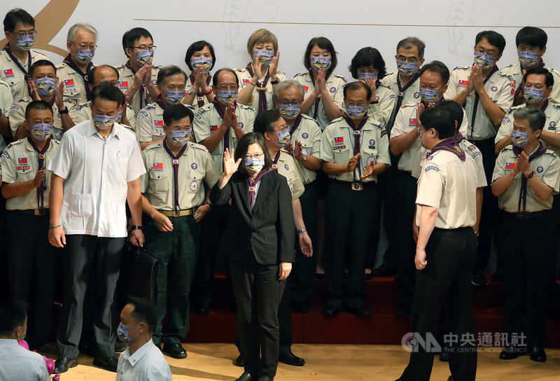 中華民國童軍總會24日舉行第27屆理事長暨理監事就職典禮,總統蔡英文(前中)以童軍總會會長身分出席,並與新任理監事合影。中央社記者郭日曉攝 111年7月24日