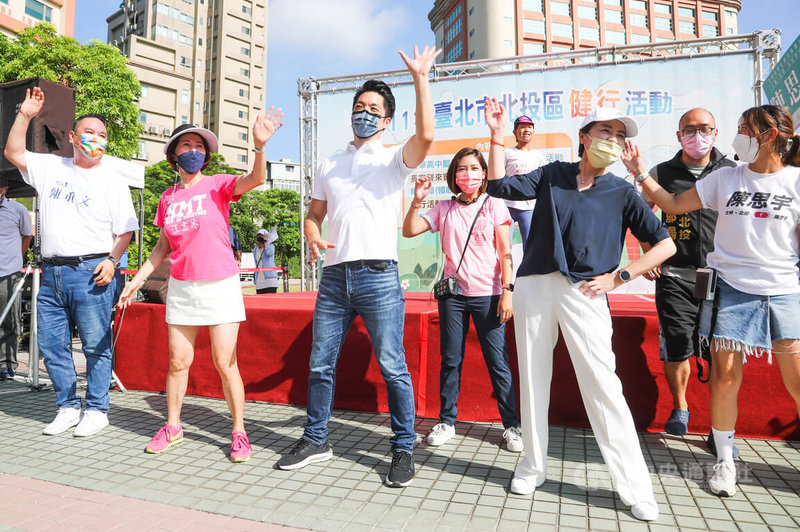 國民黨台北市長參選人蔣萬安(左3)24日到台北市幼華高中出席北投區111年健行活動,與台北市副市長黃珊珊(前右2)同台,兩人一同帶領民眾做暖身操。中央社記者王騰毅攝 111年7月24日