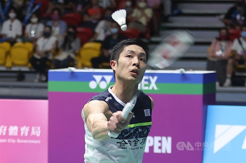 周天成(圖)24日與日本選手奈良岡功大激戰3局,以14比21、21比10、21比6勝出,賽史生涯第4冠入袋,持續堆高個人在台北公開賽的新紀錄。中央社記者張新偉攝 111年7月24日