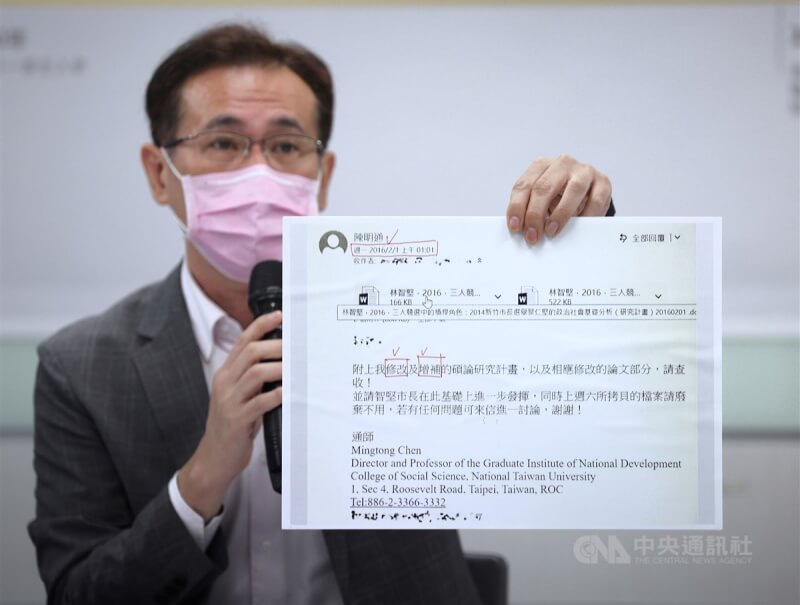 民進黨桃園市長參選人林智堅24日由立委鄭運鵬(圖)等人陪同,在民進黨中央黨部舉行碩士論文記者會,鄭運鵬展示林智堅與指導教授陳明通往來電子郵件,證明林智堅論文為原創。中央社記者王飛華攝 111年7月24日