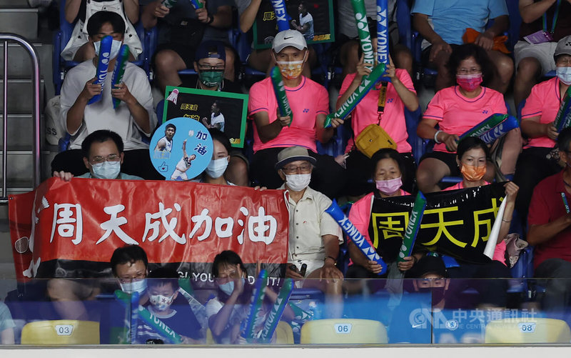 2022年台北羽球公開賽24日在台北和平籃球館進行各項決賽，吸引球迷到場為台灣選手加油打氣，許多球迷自製看板加油。中央社記者張新偉攝  111年7月24日