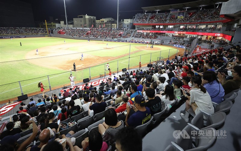 新竹市立棒球場整建後首度亮相，22日晚間迎來「重生」後首場職棒賽事。中央社記者張新偉攝 111年7月22日